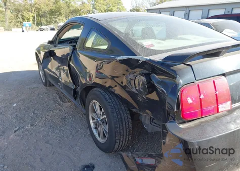 2005 Ford Mustang V6 Deluxe/V6 Premium z USA, uszkodzony, nr VIN 1ZVFT80NX55114915